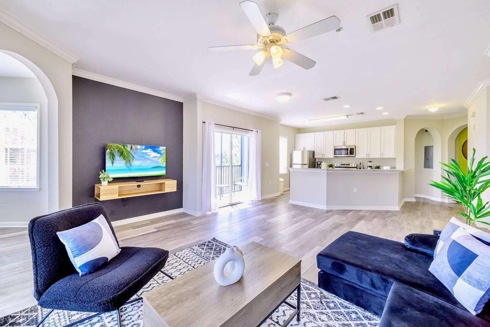 Cozy 2Br Condo - Private Balcony - Near Disney オーランド エクステリア 写真